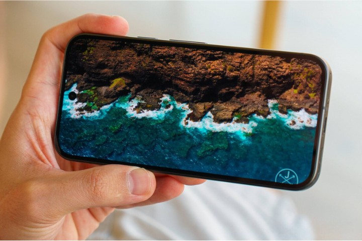 The 6.3-inch OLED display on the Pixel 9 offers a FullHD+ resolution and 120Hz refresh rate, delivering smooth visuals and vibrant colours. It reaches a peak brightness of an impressive 2700 nits, making it one of the brightest displays available. Although it doesn't have the same LTPO technology as the Pixel 9 Pro, it still offers a great viewing experience with HDR10+ support.